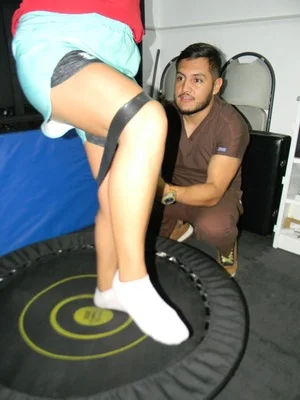 Fisioterapeuta aplicando tratamiento en CDMX